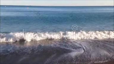 海岸上的海浪。 背景。 放松视频